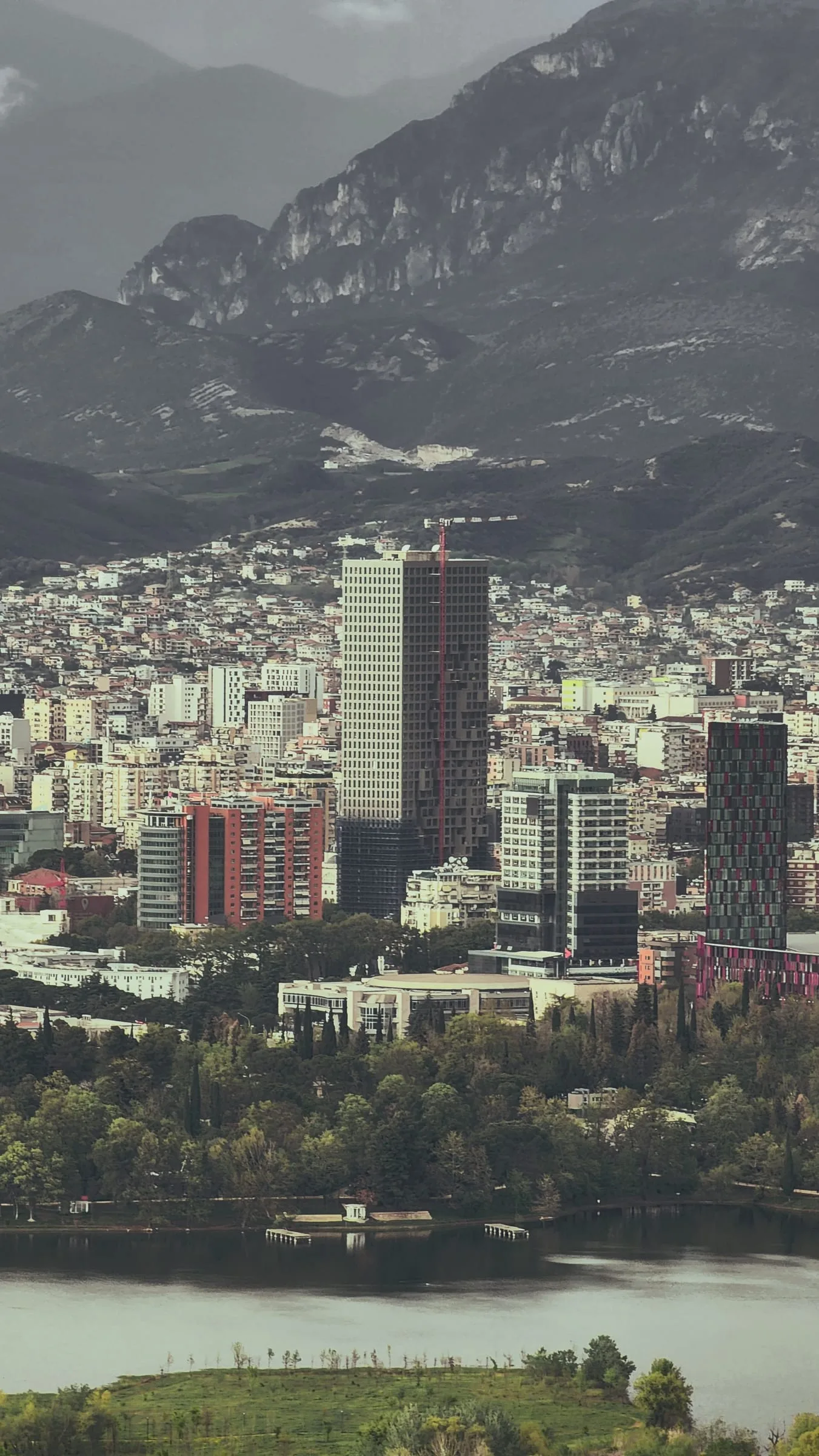 Panorama von Tirana mit See und Bergkette im Hintergrund